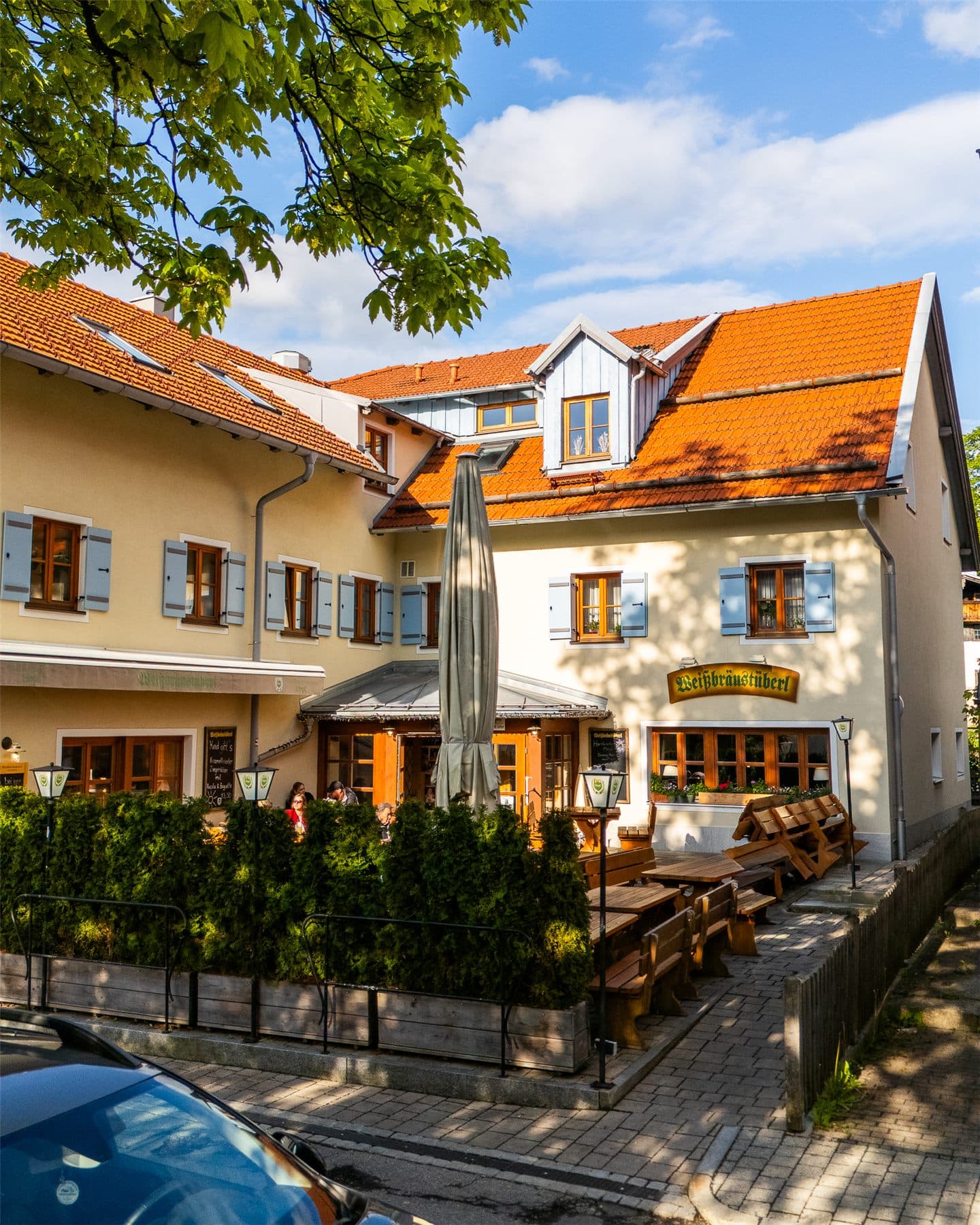 Außenansicht des Weißbräustüberl Miesbach am Marienplatz