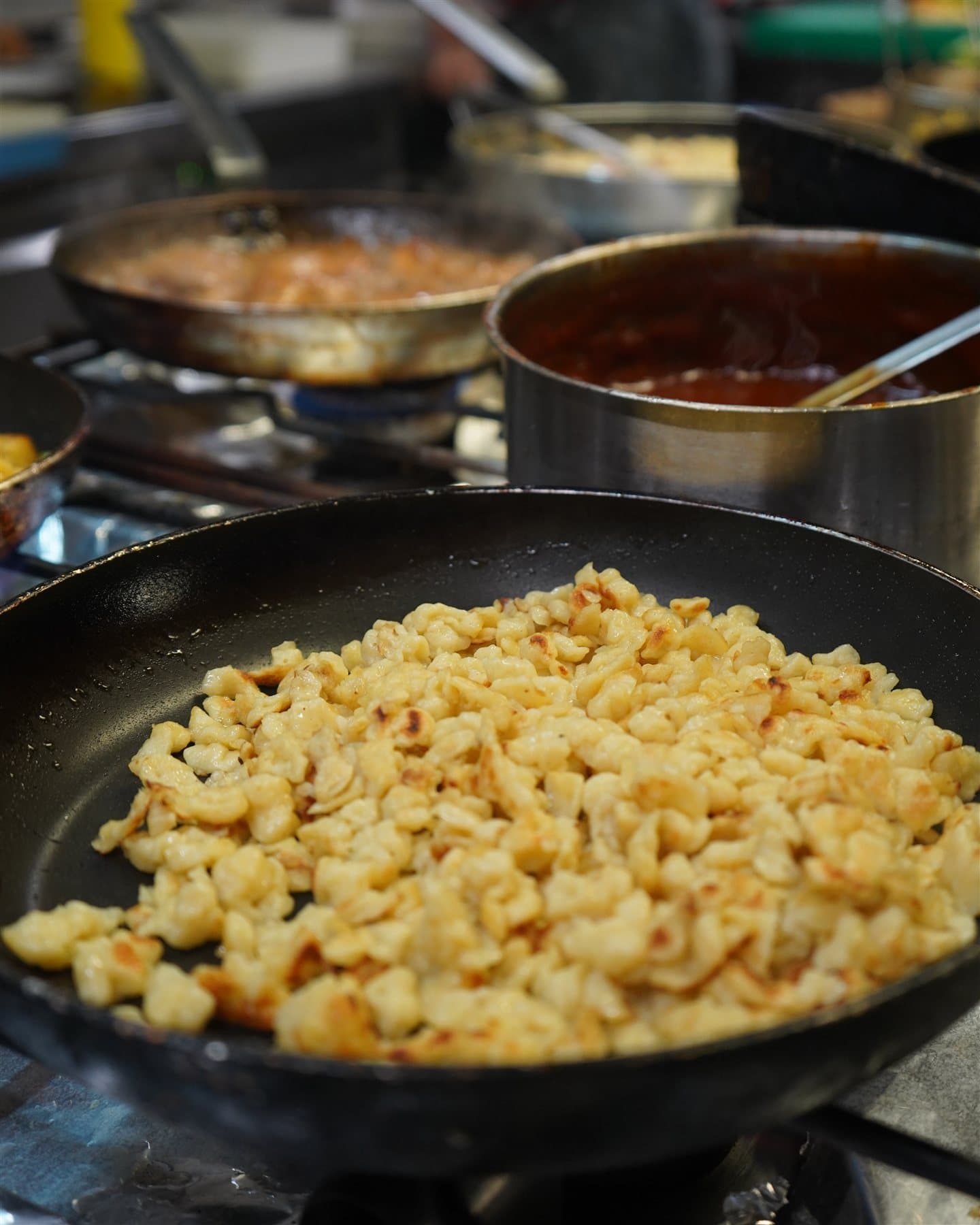Hausgemachte Spätzle in der Pfanne